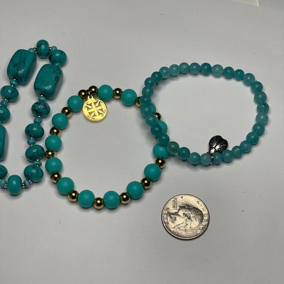 Beaded stretch bracelet set of 3 turquoise blue with some gold tone beads - Picture 7 of 10